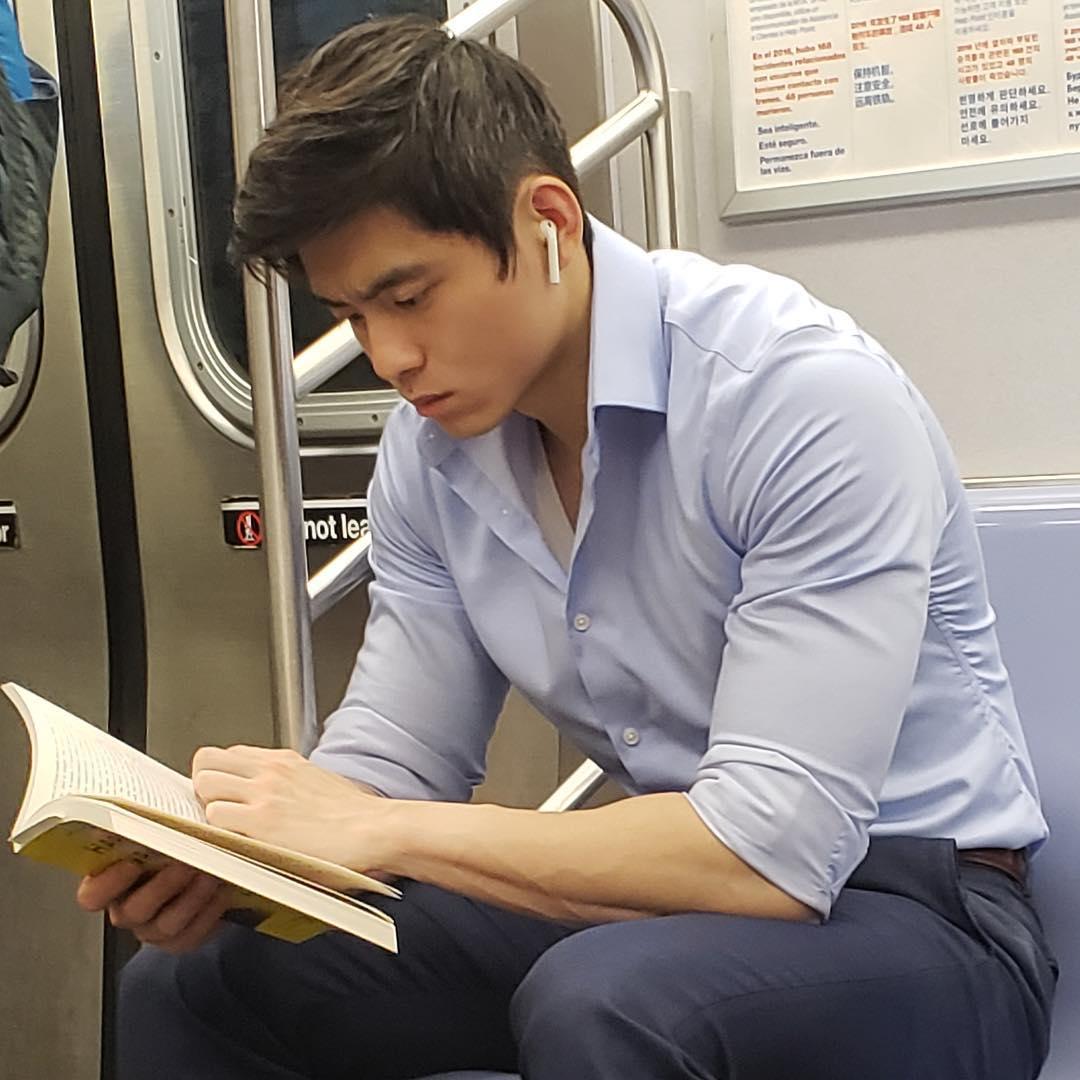 Single read. Парень читает. Красавчик с книгой. Мужчина с книгой. Читающие парни в метро.