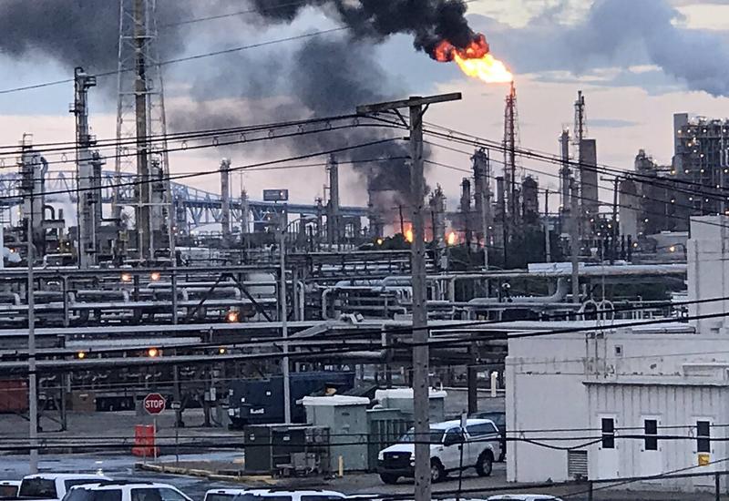 В США загорелся нефтеперерабатывающий завод