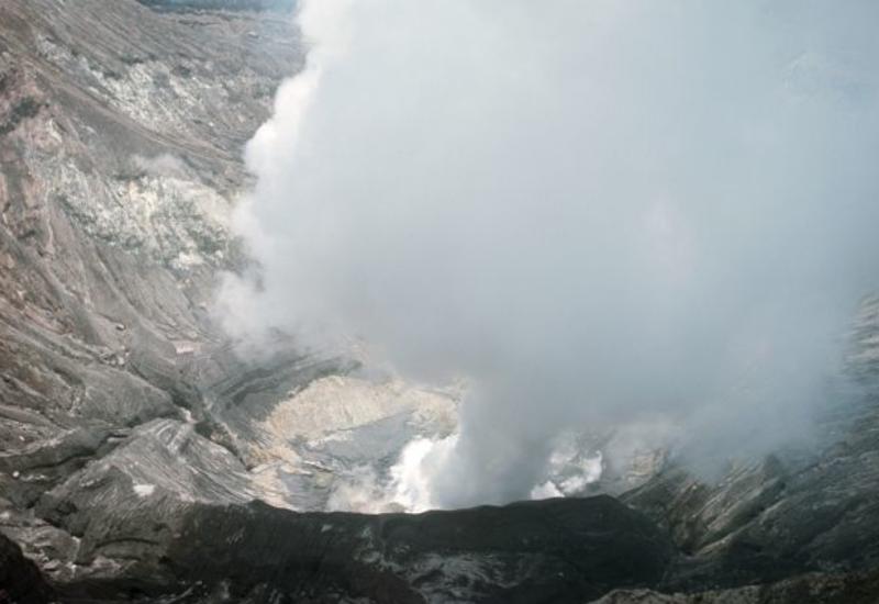 Авиакомпании Японии изменили маршруты полетов из-за извержения вулкана на Курилах