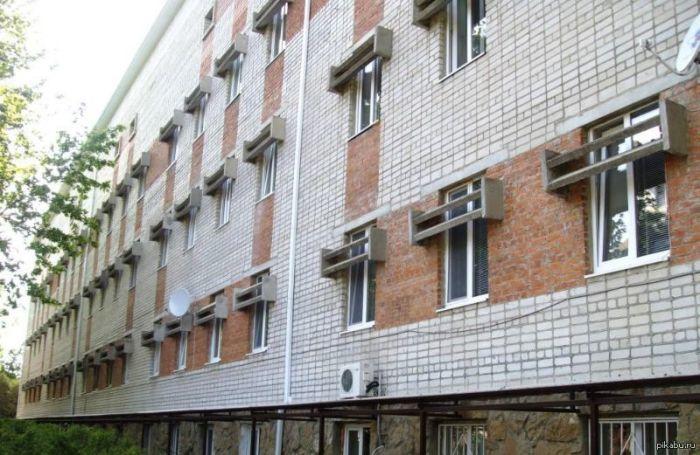 Зачем на окнах советских домов устанавливали такие козырьки