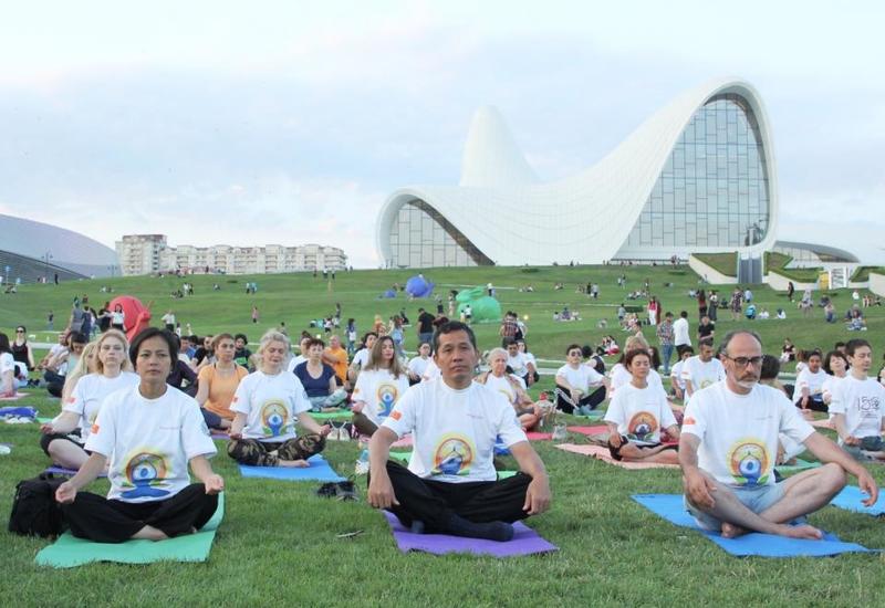 В парке Центра Гейдара Алиева организована сессия по йоге