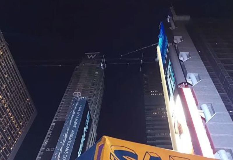 Эквилибрист прошел по канату между небоскребами на Таймс-сквер в Нью-Йорке