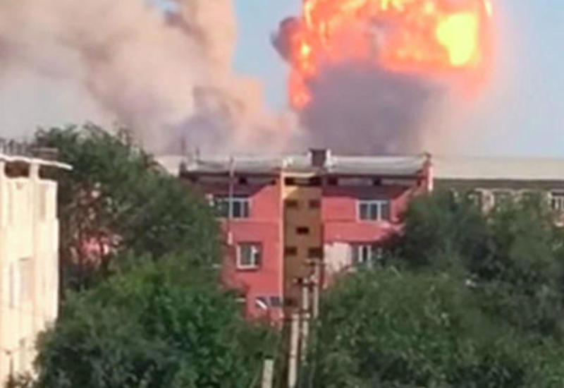 Пожар в воинской части в Казахстане не могут начать тушить из-за взрывов