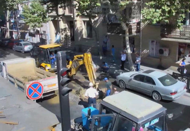 В Баку перекрыли эту улицу, образовалась пробка