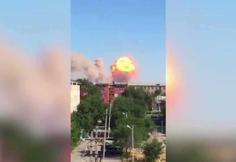 Момент взрыва в воинской части Казахстана попал на камеры