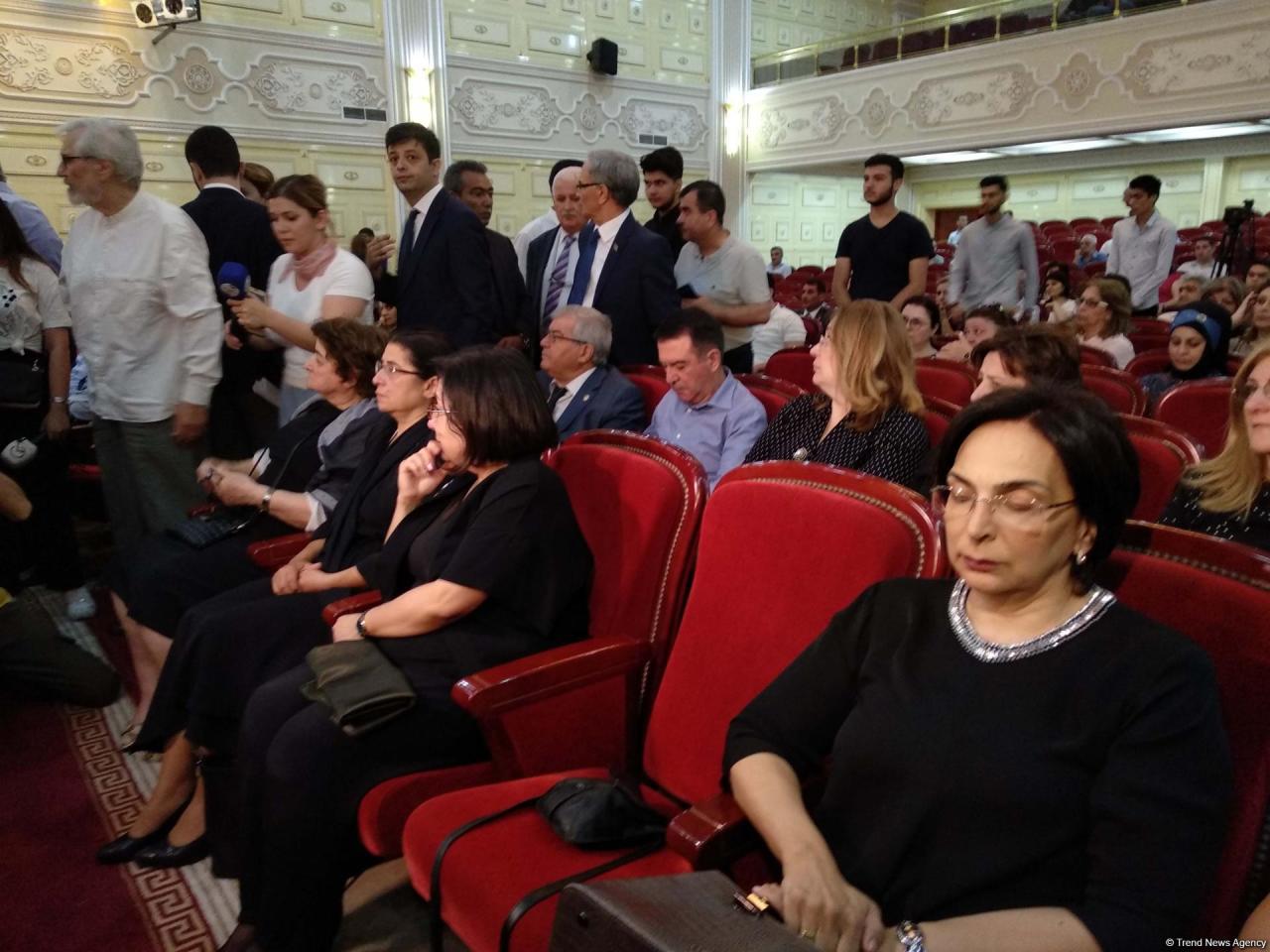 В Баку проходит церемония прощания с Ширмамедом Гусейновым