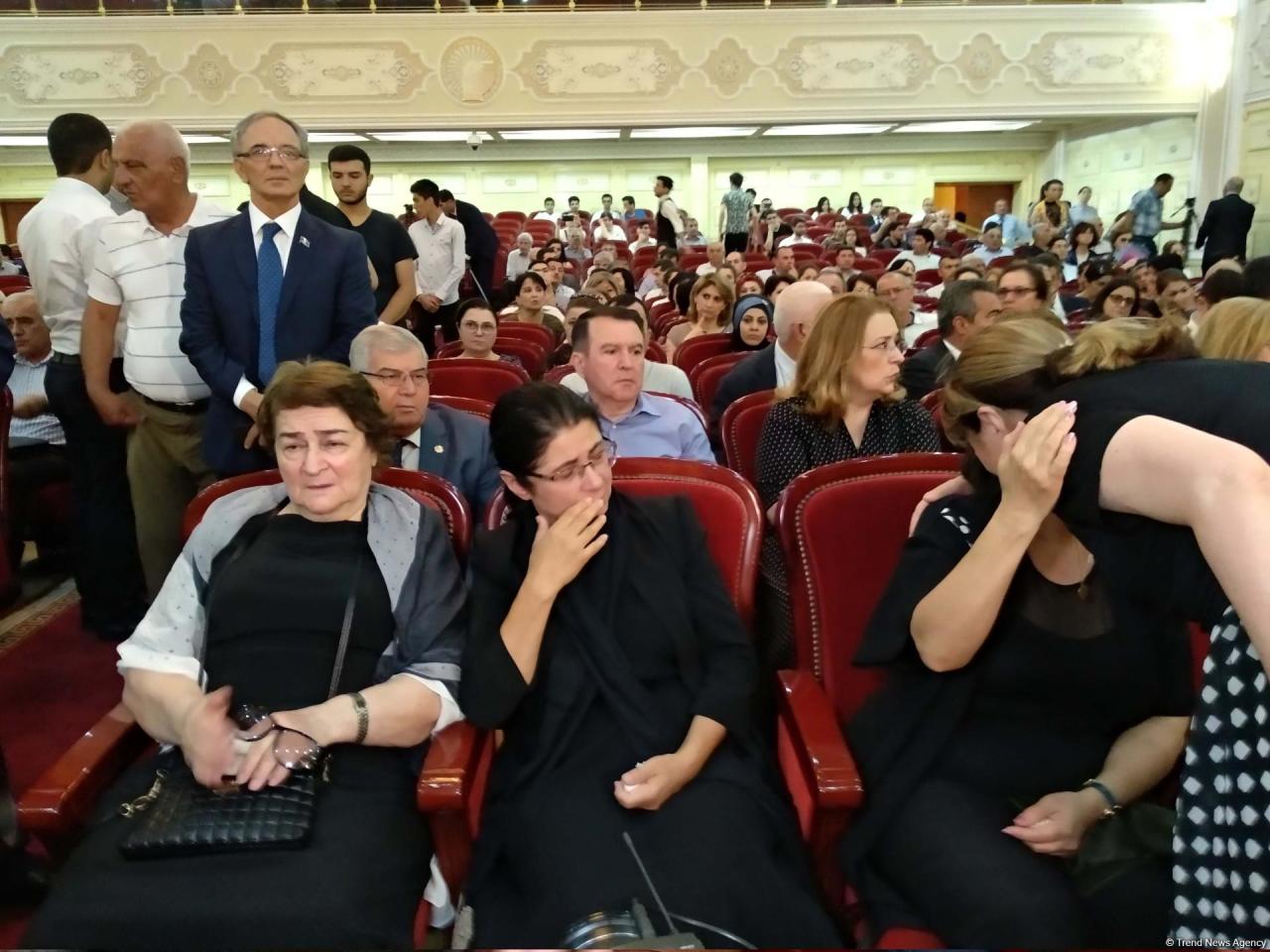В Баку проходит церемония прощания с Ширмамедом Гусейновым