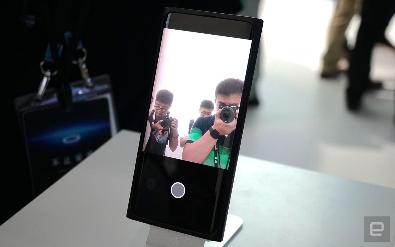 Oppo официально представила "невидимую" селфи-камеру