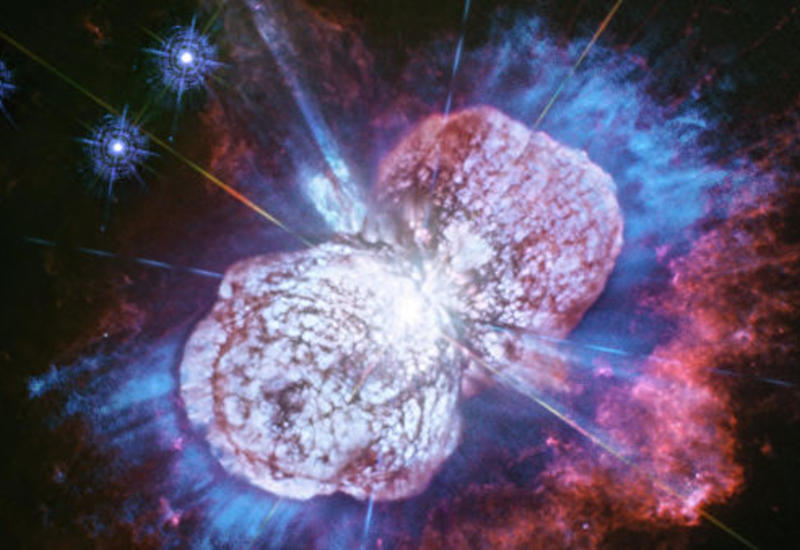 "Хаббл" получил новые фотографии звезды, способной уничтожить Землю