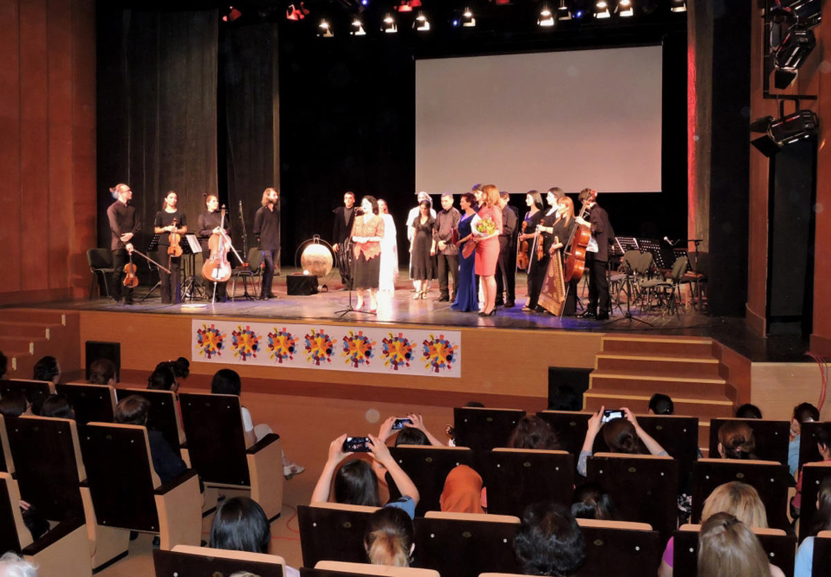 В рамках X Шекинского музыкального фестиваля "Шелковый путь" представлен спектакль "Nəsimiyə ithaf"