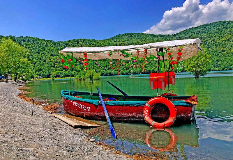 Одно из красивейших озер Азербайджана – Нохур в предгорье Большого Кавказа