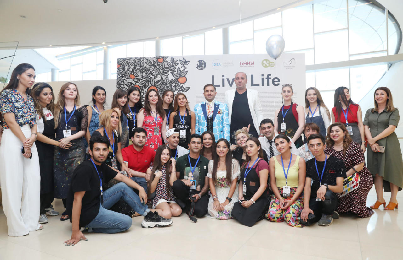Вице-президент Фонда Гейдара Алиева Лейла Алиева встретилась на выставке «Live Life» со студентами, проходящими летнюю практику