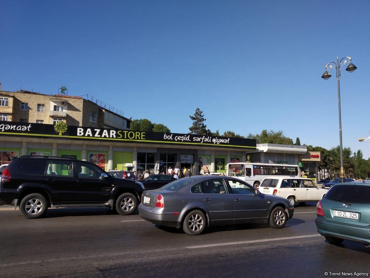 Тяжелое ДТП в Баку: автомобиль врезался в магазин