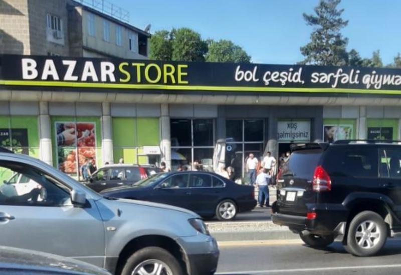 Тяжелое ДТП в Баку: автомобиль врезался в магазин