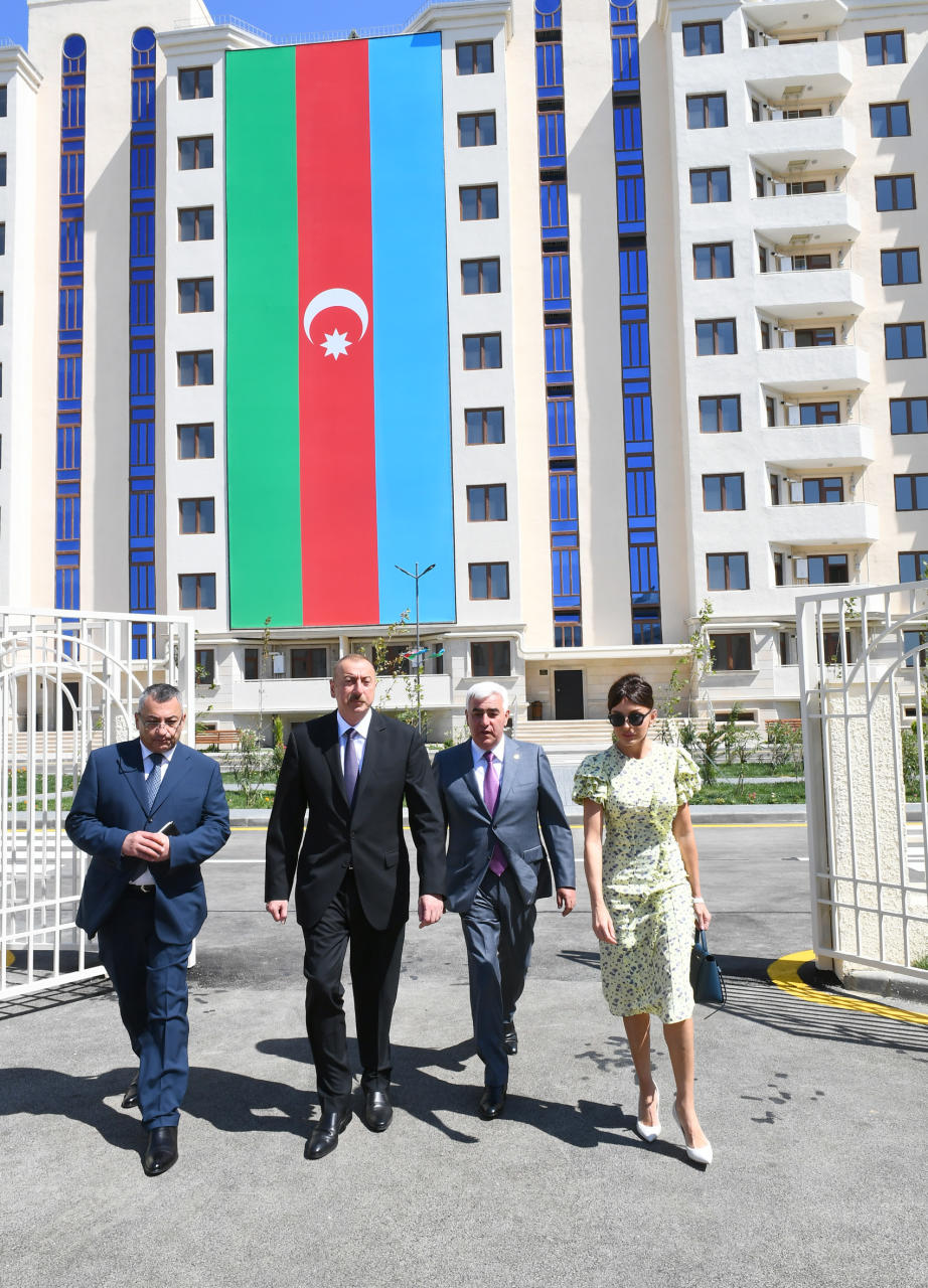 Президент Ильхам Алиев и Первая леди Мехрибан Алиева приняли участие в открытии жилого комплекса для вынужденных переселенцев в Баку