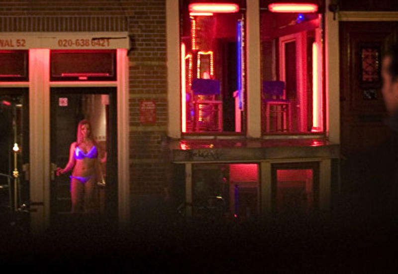 Мэр Амстердама выступает за закрытие заведений в Квартале красных фонарей