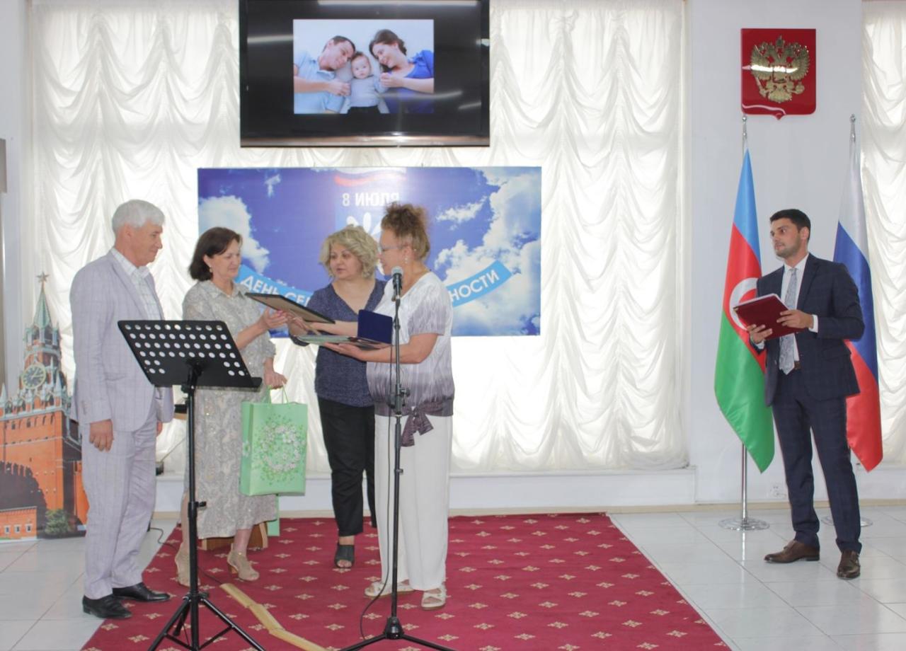 В Баку вручены медали супружеским парам, которые прожили в браке не один десяток лет