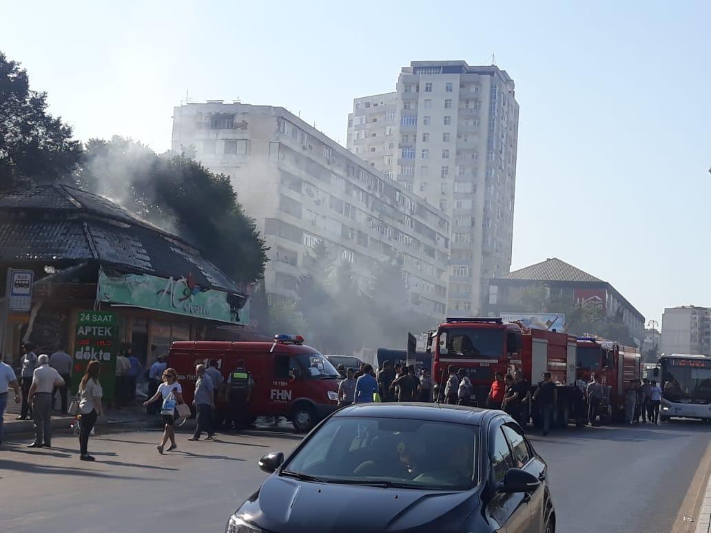 В Баку произошел пожар в известном цветочном магазине