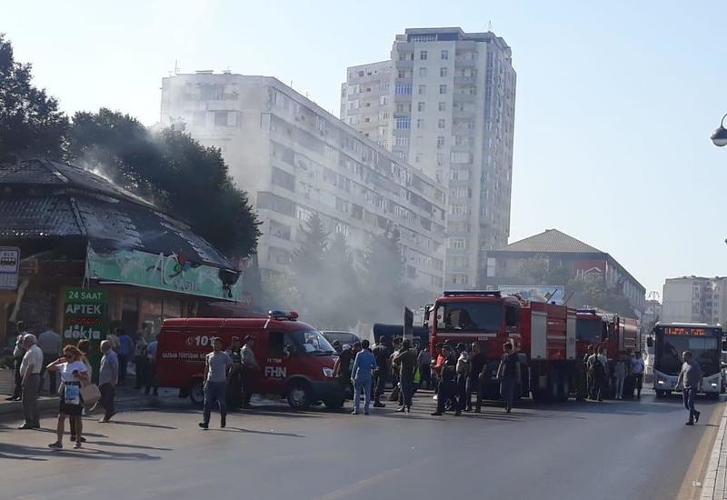В Баку произошел пожар в известном цветочном магазине