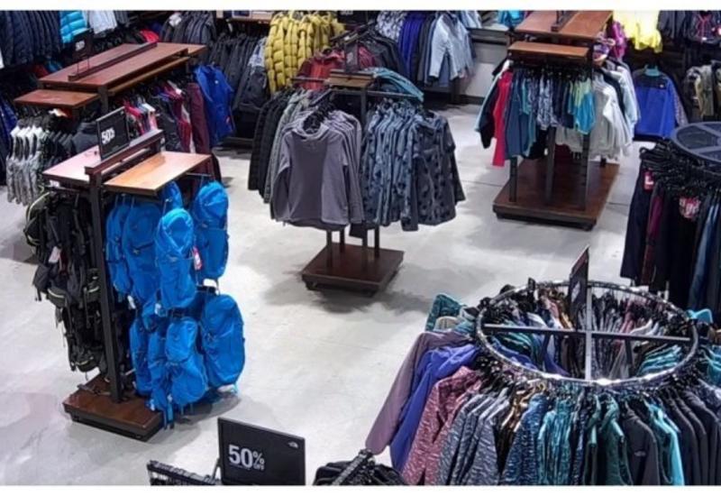 Массовая кража одежды из магазина попала на камеры
