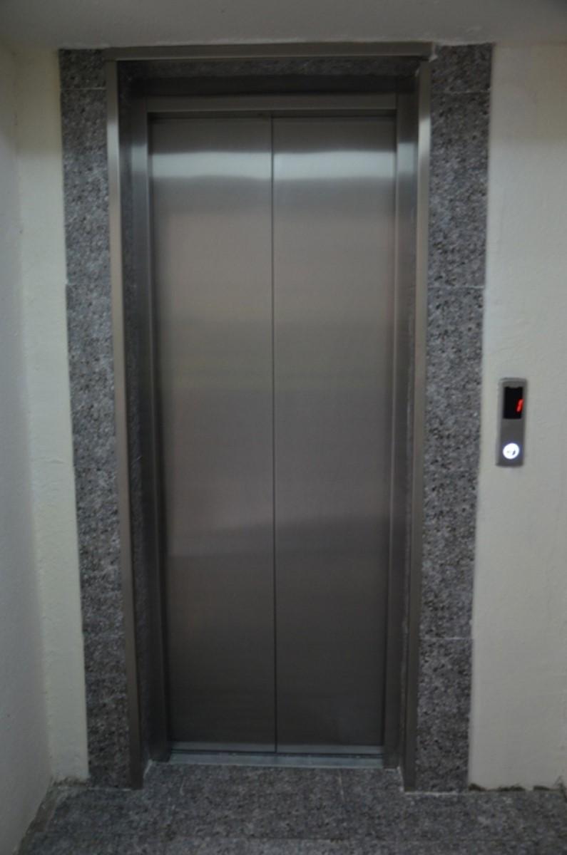 В многоэтажках Баку устанавливают современные лифты