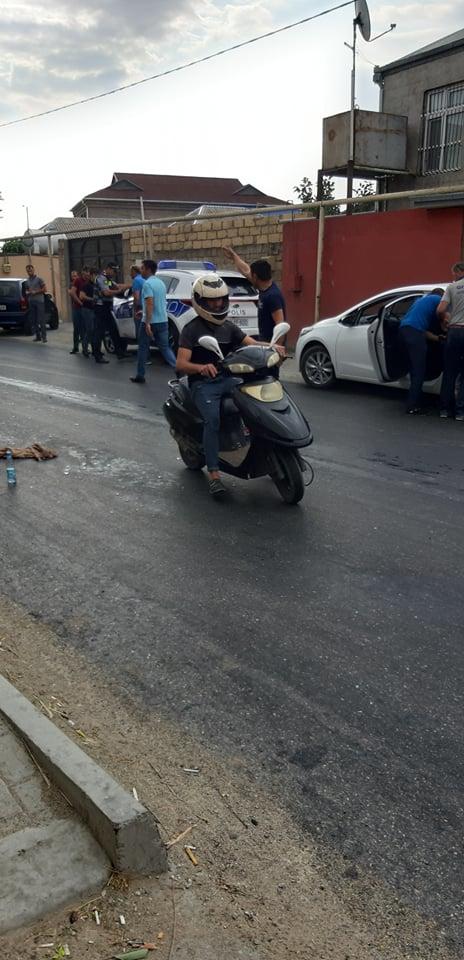 В Баку автомобиль сбил мать с сыном