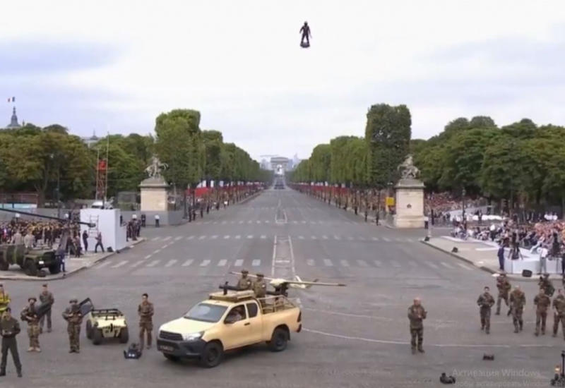 Изобретатель показал полёт "солдата будущего" на параде в Париже