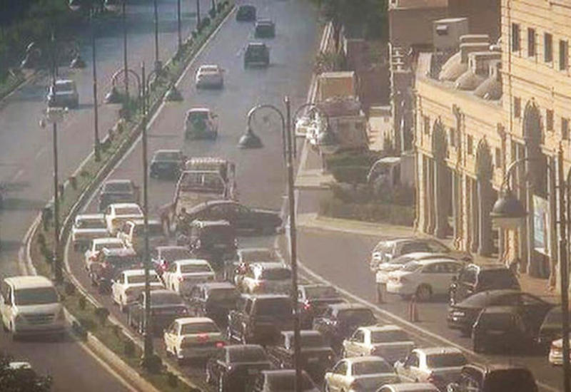 ДТП на крупном проспекте в Баку, образовалась пробка