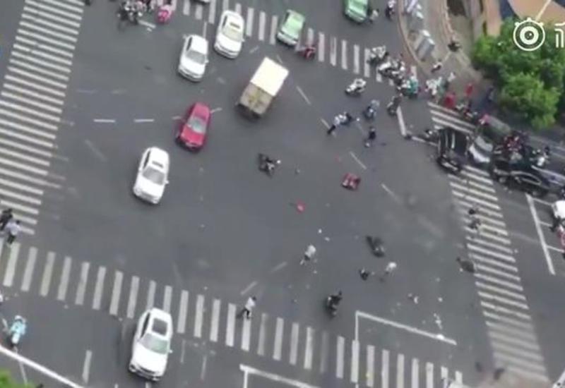 В Китае Mercedes устроил смертельное ДТП, протаранив 7 мотоциклов и 2 автомобиля