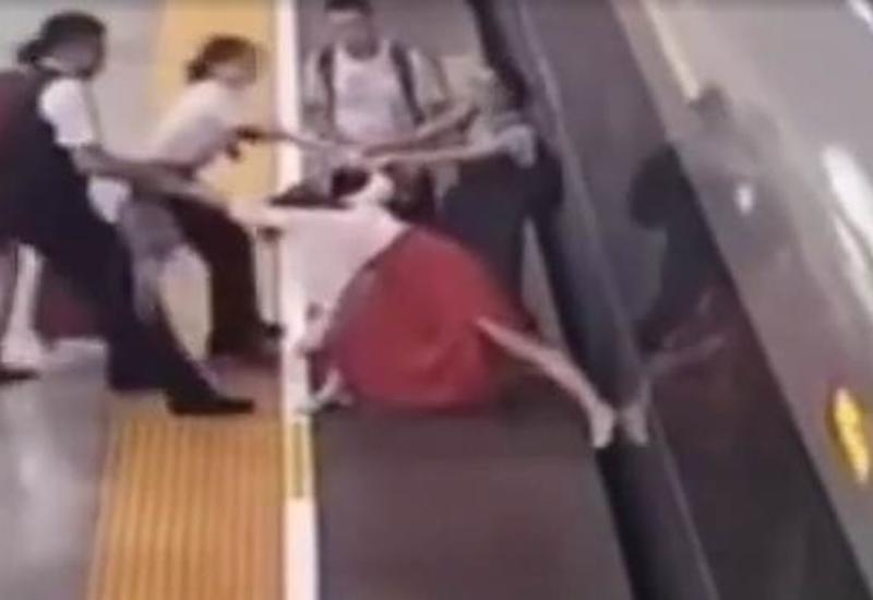 Отчаянная женщина попыталась ногой остановить скоростной поезд