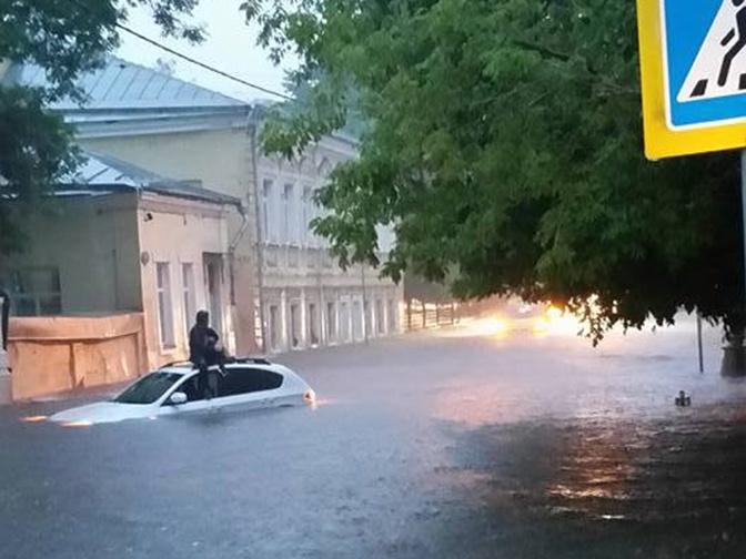 Водный "апокалипсис" в Москве: сильный ливень затопил улицы