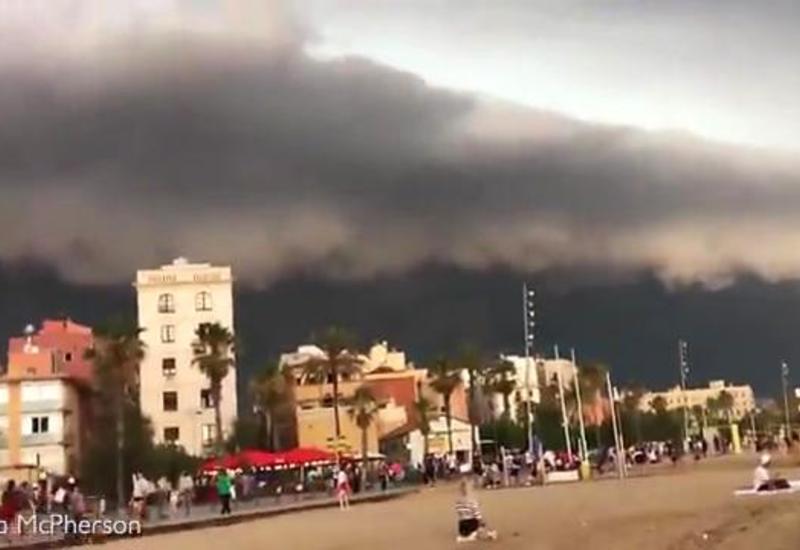 Необычные облака напугали жителей Барселоны