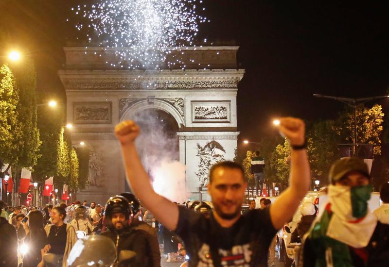 Во Франции фанаты алжирской сборной бесчинствуют на улицах