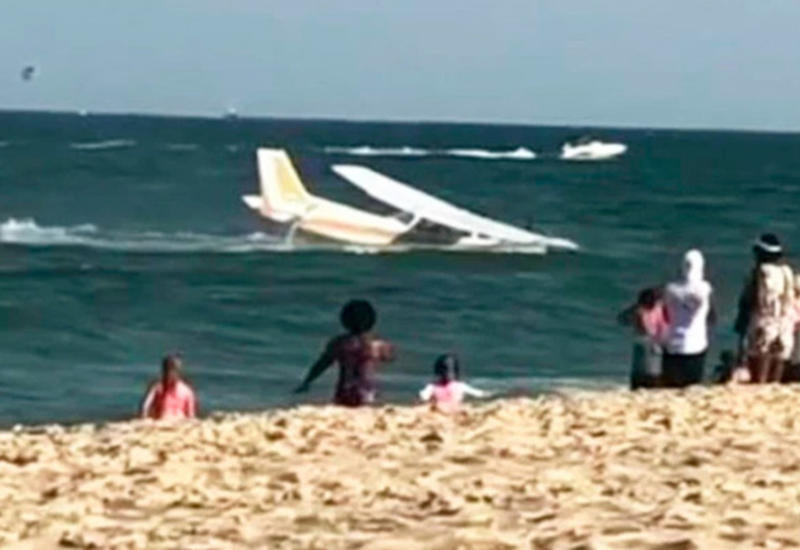 Экстренную посадку самолета на береге в США сняли на видео