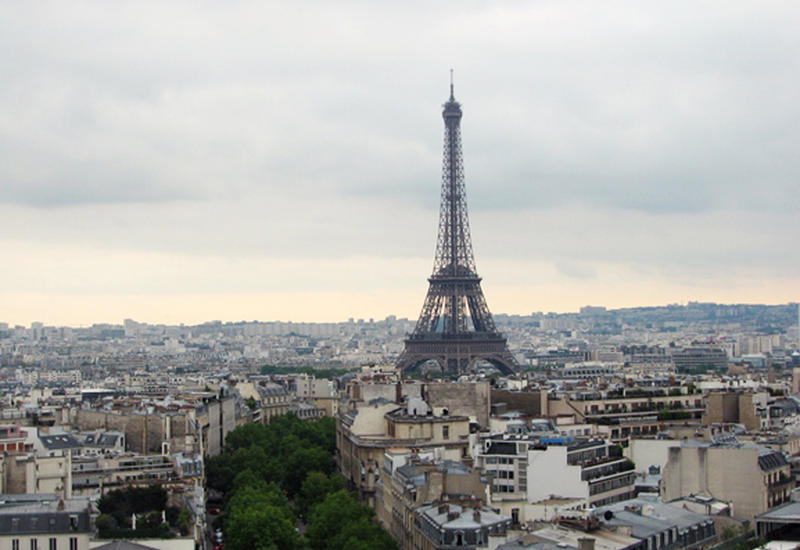 В Париже ношение масок в некоторых районах города станет обязательным