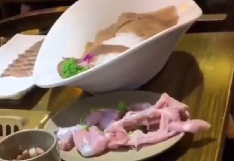 Куриная "зомби-грудка" ожила прямо на тарелке в ресторане