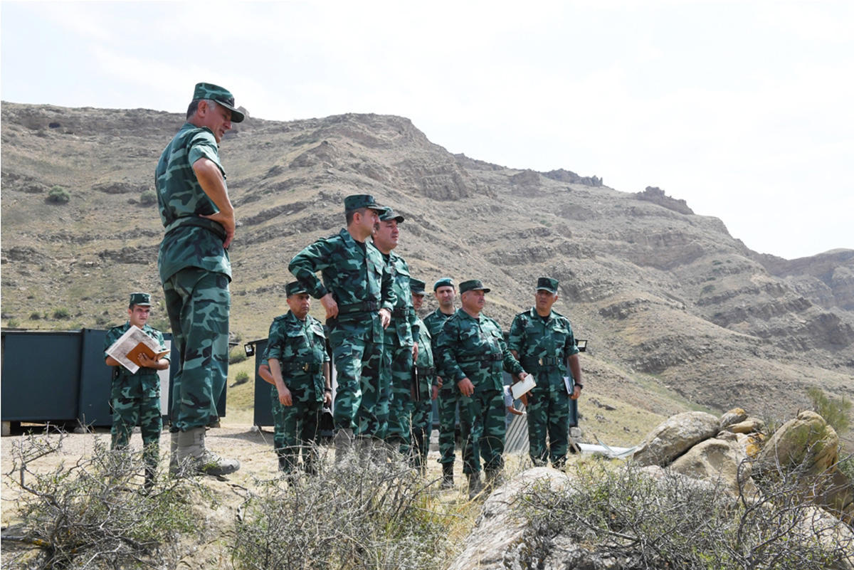 Генерал проверил воинские части в двух регионах Азербайджана