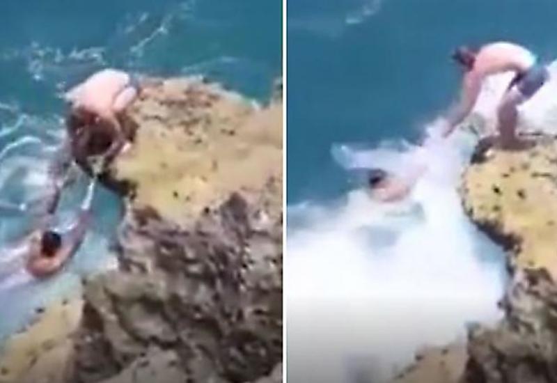 Спасение тонущей девушки. В китае запрещено спасать тонущего человека. Волной смыло туриста. Рука в море. Чжэнчжоу потоп.