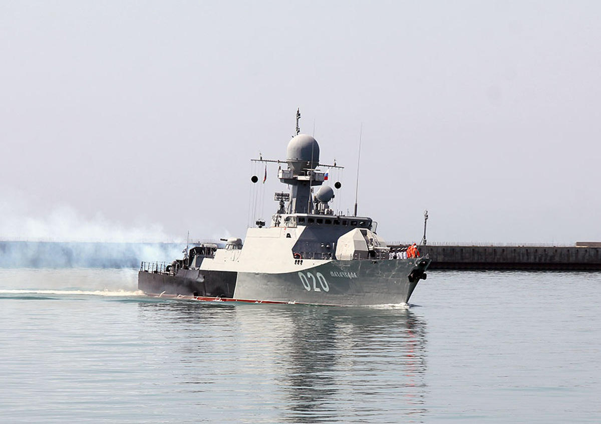 В Баку прибыли российские военные корабли