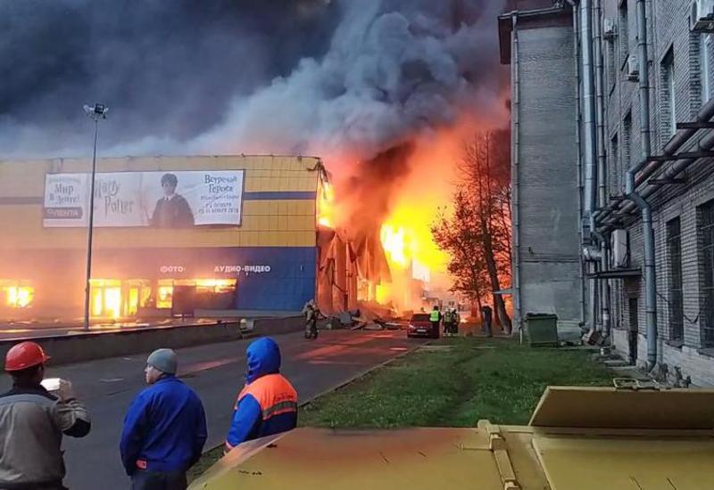 В Петербурге загорелось здание пекарни