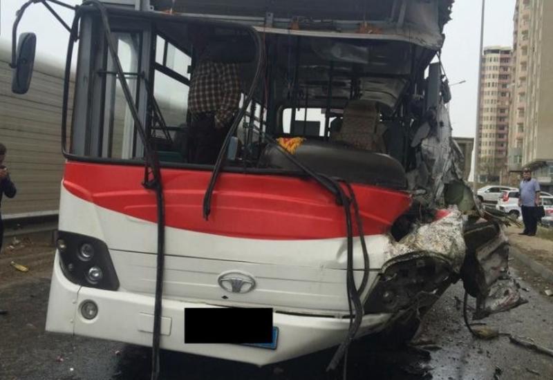 Страшная авария с участием автобуса в Баку, есть погибший и пострадавшие