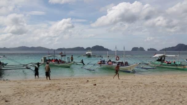 На Филиппинах опрокинулись три лодки с туристами, много погибших