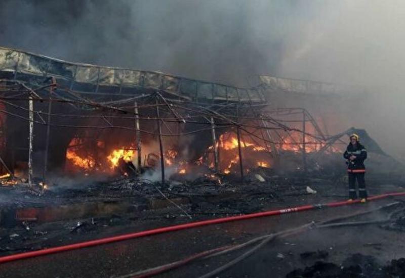 Сильный пожар в крупнейшем торговом центре Баку, есть пострадавшие