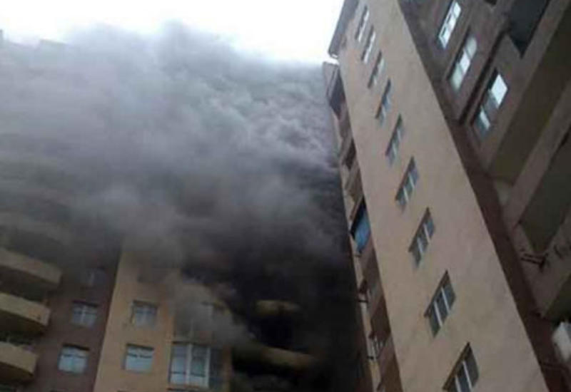 Пожар в жилом здании в Баку, жители эвакуированы