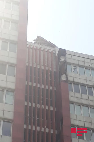 Сильный ветер сорвал крышу здания в Сумгайыте
