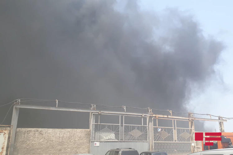 На заводе в Сумгайыте произошел сильный пожар