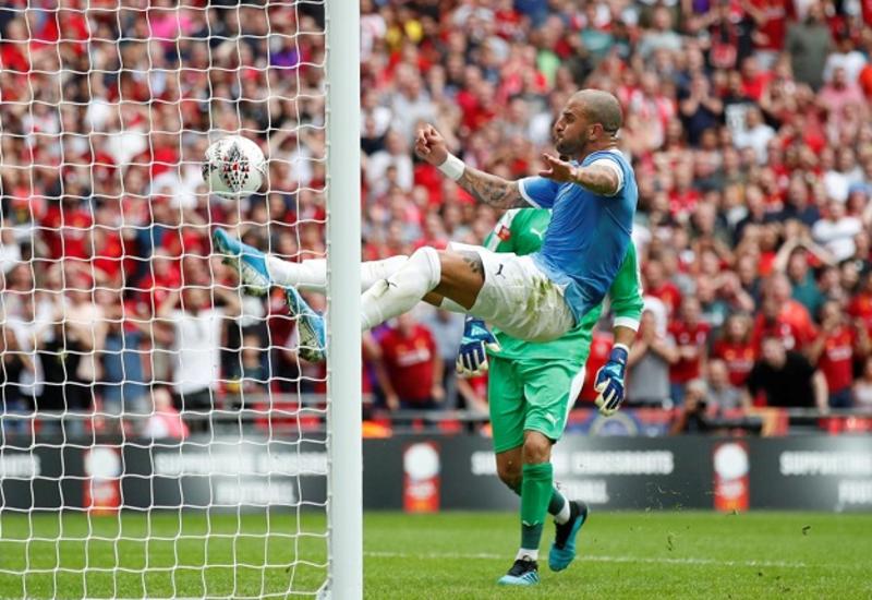 Игрок вынес мяч с линии ворот в падении через себя и спас «Манчестер Сити»
