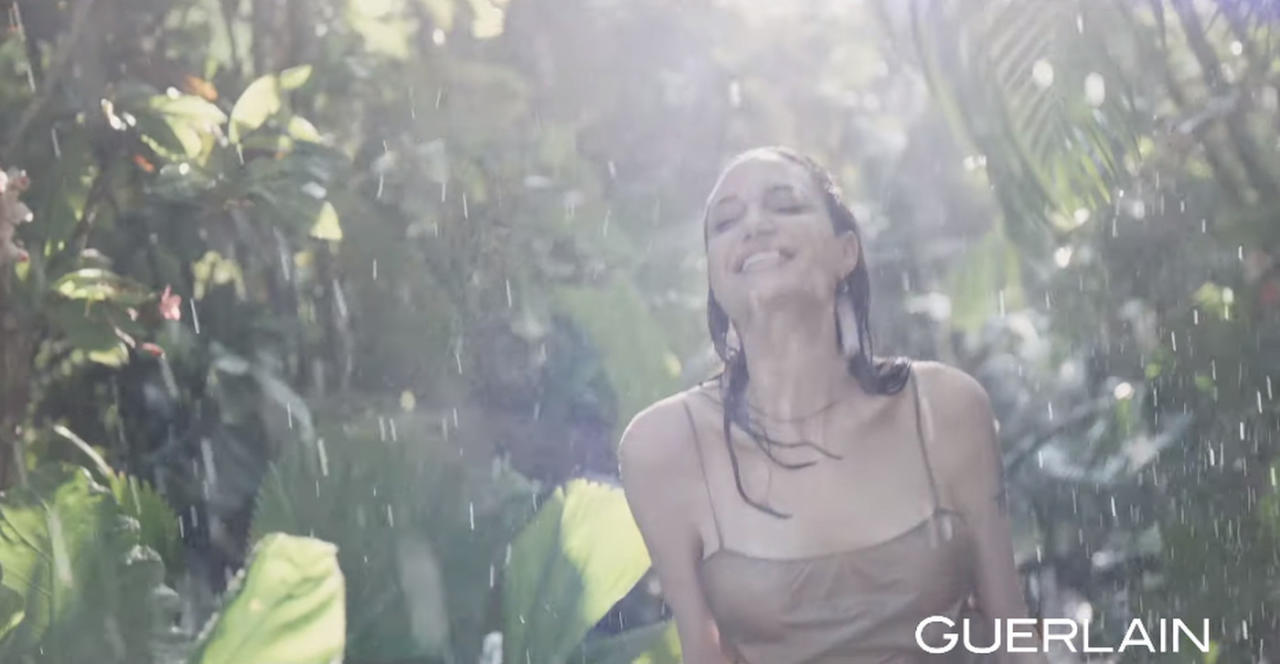 Полуобнаженная Анджелина Джоли снялась в рекламе парфюма Guerlain