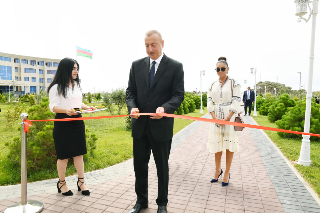 Президент Ильхам Алиев и Первая леди Мехрибан Алиева приняли участие в открытии нового здания Пираллахинской районной организации партии "Ени Азербайджан"