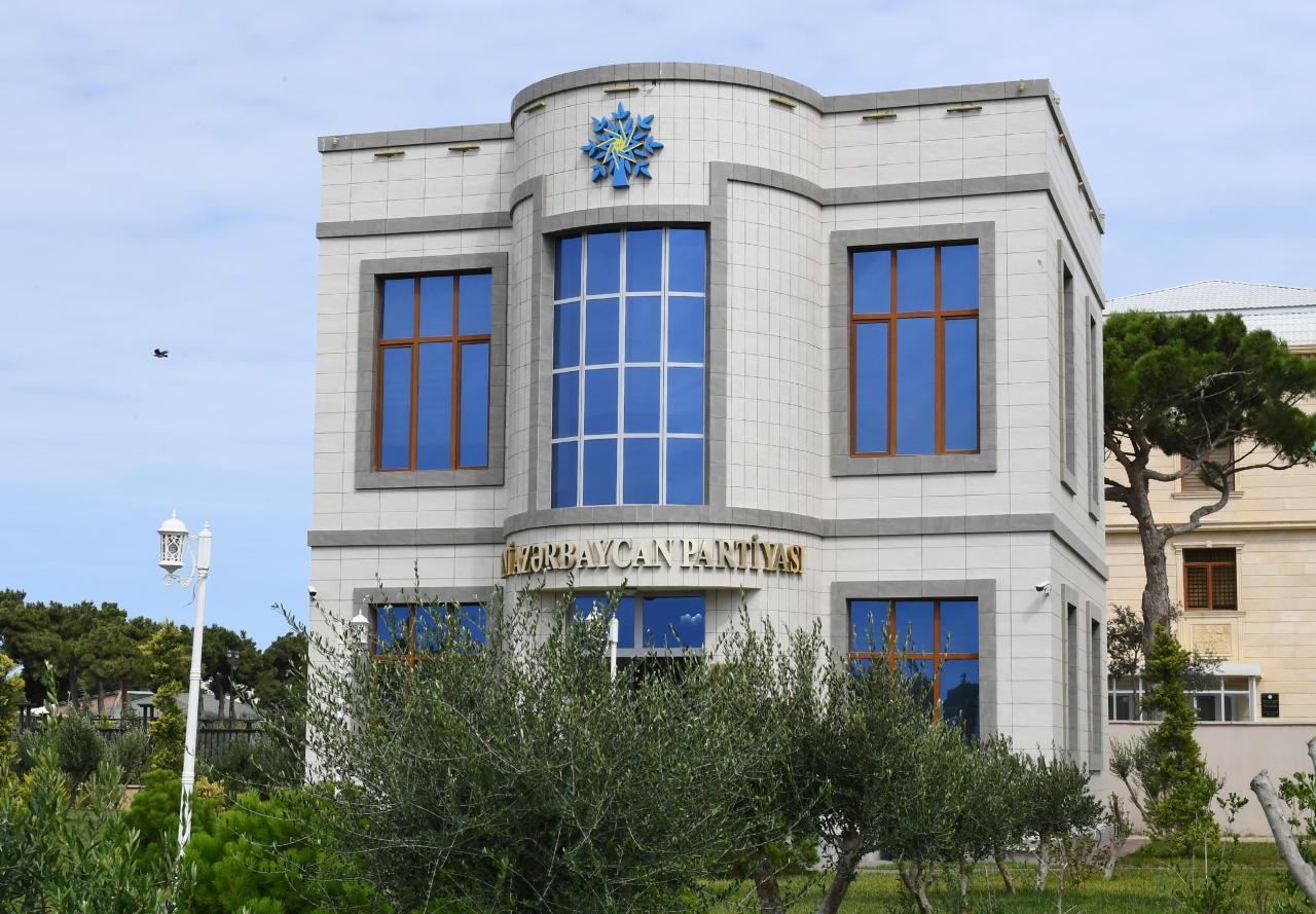 Президент Ильхам Алиев и Первая леди Мехрибан Алиева приняли участие в открытии нового здания Пираллахинской районной организации партии "Ени Азербайджан"